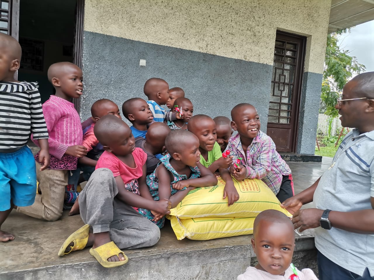 Ragazzi con Padre Faustino