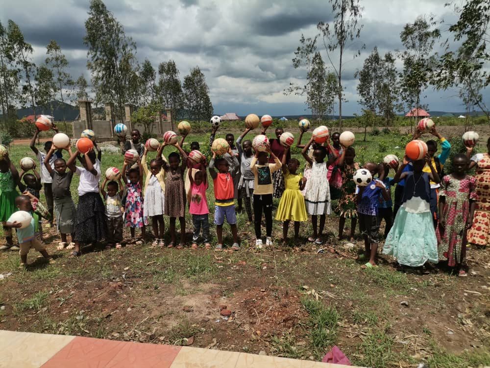 Ragazzi che giocano a calcio a Magogo Geita